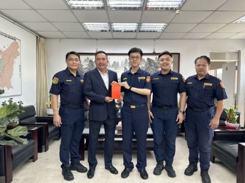 高雄義交大隊長暖心致贈禮券，交警齊聲稱讚暖意滿滿